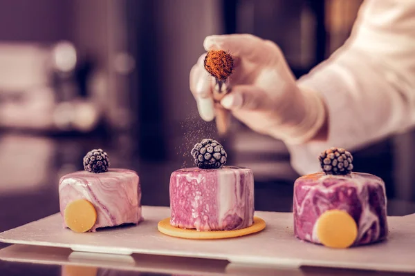 Nahaufnahme von Cupcakes, die im Vordergrund stehen — Stockfoto