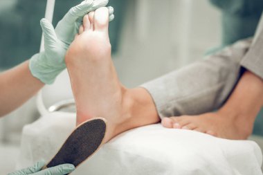 Doğru yetenekli güzellik ustası yeşil eldiven giyiyor