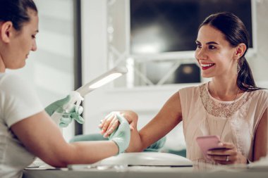 Dikkatli pozitif ana çivi antiseptik püskürtme