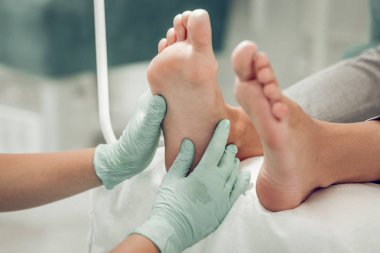 Lastik eldivenlerle çalışan yetenekli deneyimli güzellik ustası