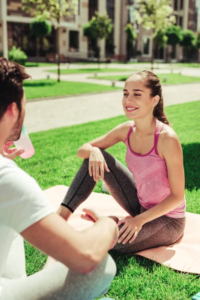 Relajada pareja joven pasar tiempo libre en el parque — Foto de Stock