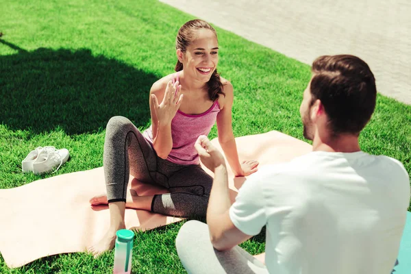 Chica alegre gesticulando activamente durante la conversación amistosa — Foto de Stock