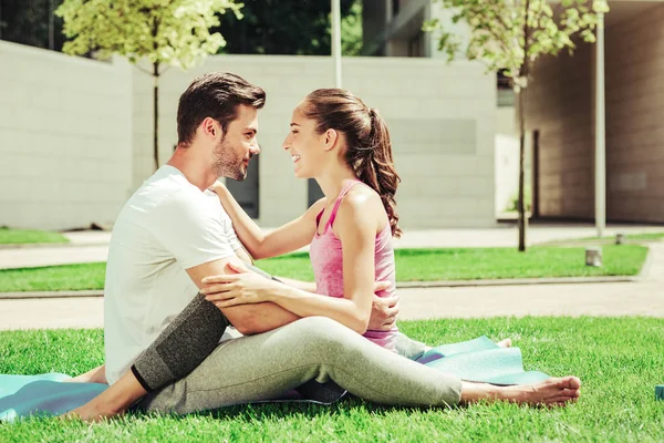 Positivo encantado pareja amorosa mirando el uno al otro —  Fotos de Stock