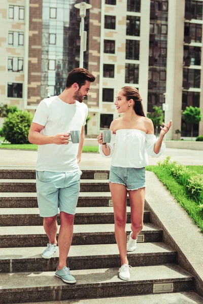 Mooie brunette vrouwelijke persoon met een aangenaam gesprek — Stockfoto