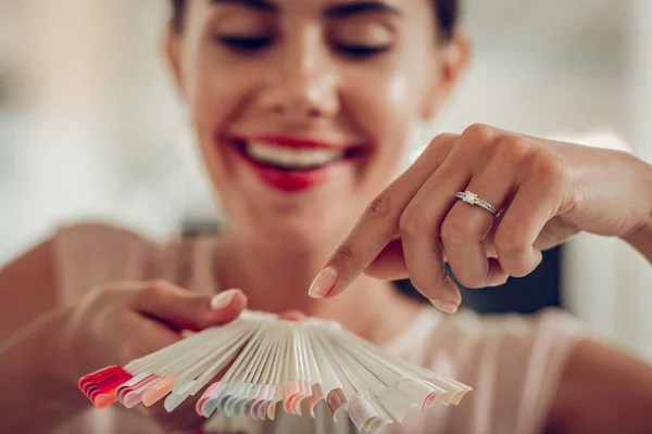 Cliente alegre de cabelos escuros com anel de casamento e mãos precisas — Fotografia de Stock