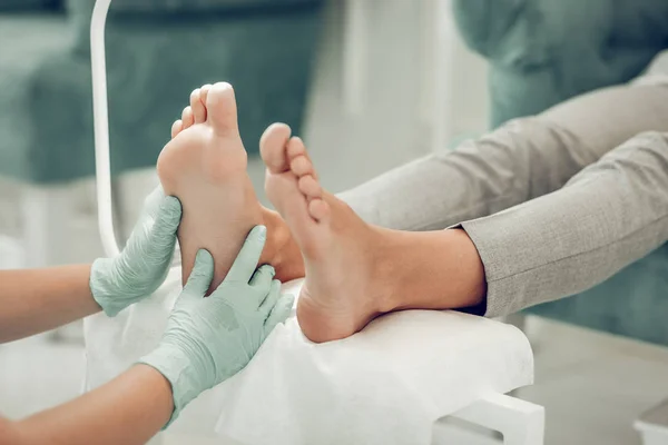 Cliente relaxado sentado em poltrona confortável e recebendo massagem — Fotografia de Stock