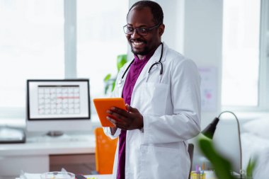 İşe başlamadan önce iyi hissediyorum pozitif doktor ışınlama