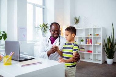 Baba onun sevimli oğlu dondurma veren doktor olarak çalışıyor