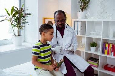 Termometre misafir doktor bakarken çocuk meraklı hissediyorum