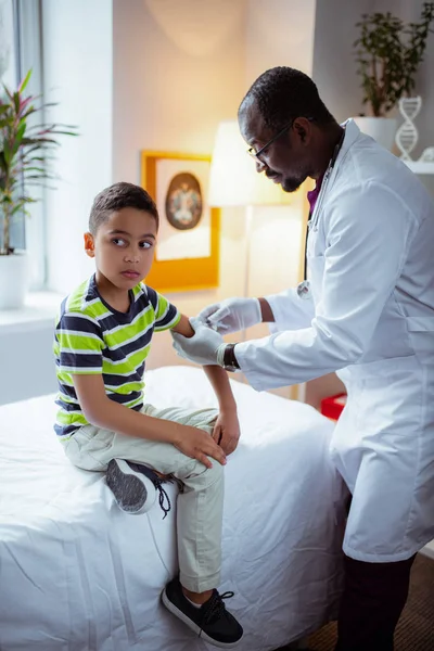 Jongen gevoel bang voor injectie tijdens een bezoek aan arts — Stockfoto