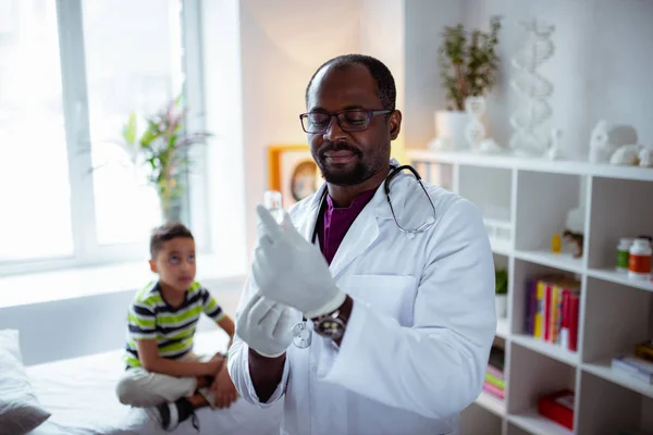 Çocuk doktor çocuk için enjeksiyon yapmak için her şeyi hazırlanıyor — Stok fotoğraf