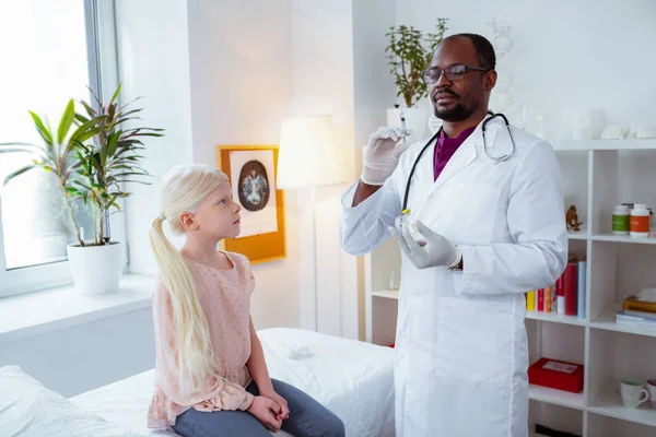 Blond-Haired schoolmeisje gevoel bezorgd voordat het krijgen van injectie — Stockfoto