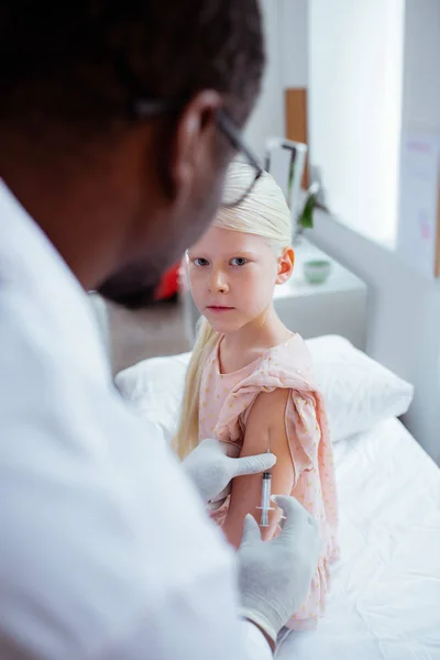 Flicka känner sig rädd när du besöker läkare och få injektion — Stockfoto