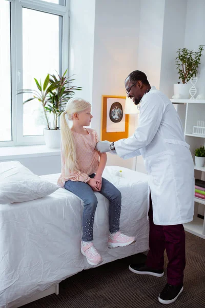 Girl sitting calm while getting injection visiting doctor — Stock Photo, Image