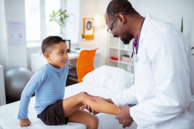 Bacağını kaşıdıktan sonra çocuk doktorunu ziyaret eden sevimli küçük çocuk