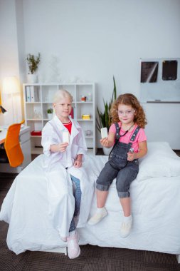 Komik kızlar doktor oyunu oynadıktan sonra dondurma yeme