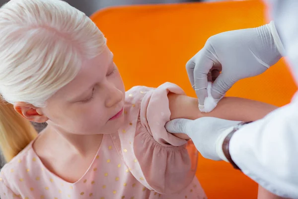 Meisje dragen roze blouse kijken naar arts maken van injectie — Stockfoto