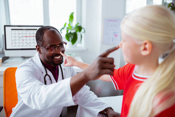 Любящий отец счастлив провести день со своей дочерью
