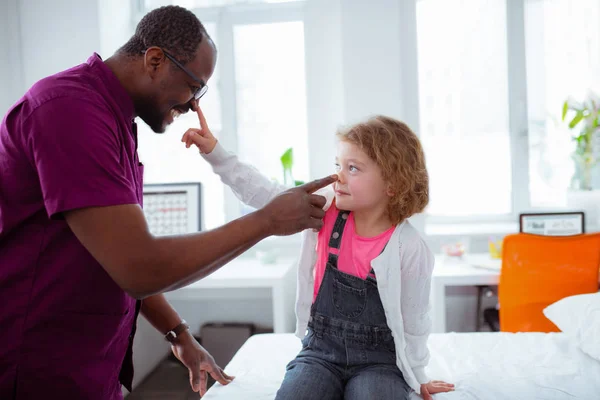 Kleine schattige dochter een bezoek aan vader op het werk zijn neus aanraken — Stockfoto