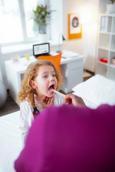 Ragazza riccia apertura bocca durante la visita pediatra — Foto Stock