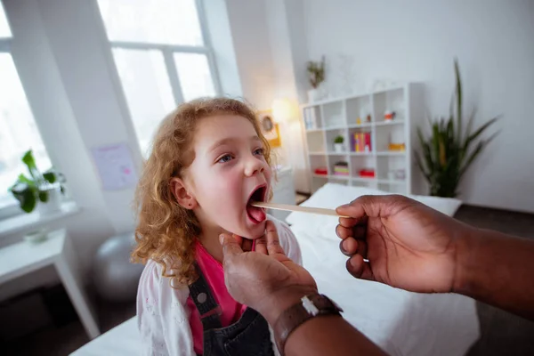 Chica abriendo la boca amplia con dolor de garganta y médico visitante — Foto de Stock