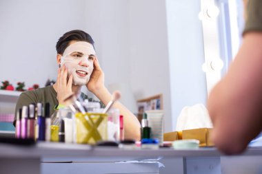 Yeni cilt bakım ürünleri zevk Gülümseyen yakışıklı adam