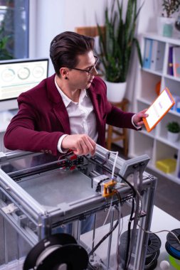 Tabletinde özenli profesyonel mühendis düzeltme ayarı