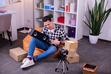 Aktif dahil video blogger turuncu çanta sandalyede oturan