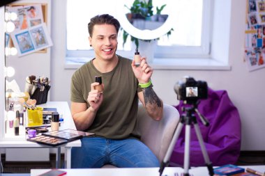 Gülümseyen aktif adam kamera iletişimci olmak