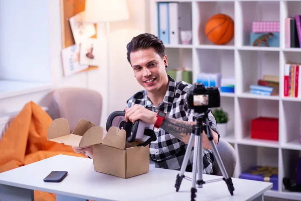 Radostný chlapík, který pracuje na kameře a vytváří obsah — Stock fotografie