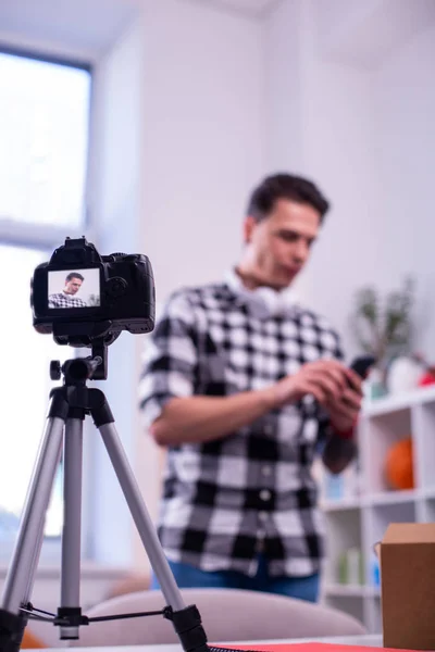 Joven de cabello oscuro filmando nuevo video para su canal — Foto de Stock