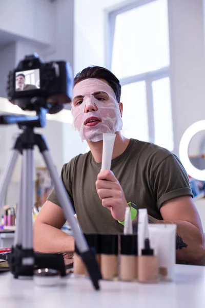 Pozorný tmavovlasý profesionální umělec testovat novou obličejovnou masku — Stock fotografie