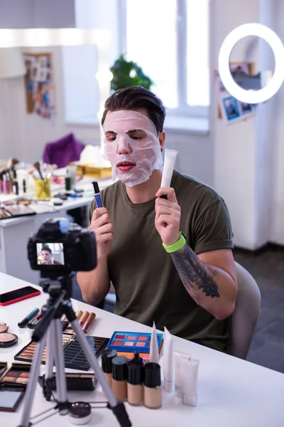 Inspirován pozorný muž navlhčující kůži čerstvou maskou — Stock fotografie