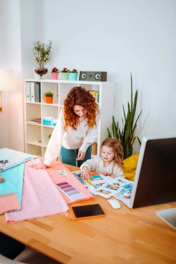 Moda tasarımcısı onun güzel kızı ile atölye çalışan