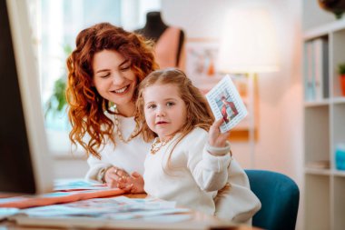 Tasarımcı atölyede onu ziyaret onu güzel kızı bakıyor