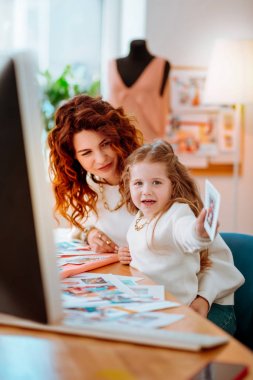 Komik kız atölye de giysi tasarımı anne ziyaret