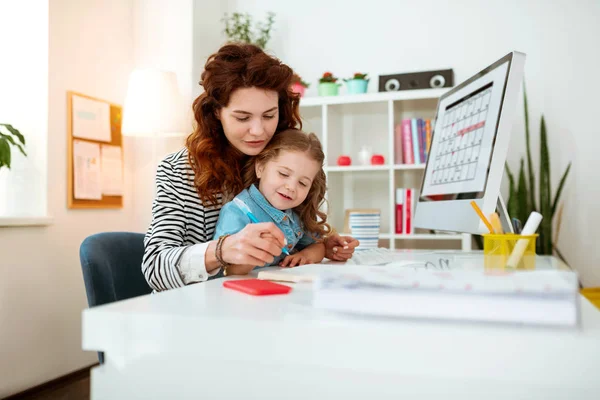 Businesswoman nauczanie jej ładny zabawny córka pisanie Letters — Zdjęcie stockowe