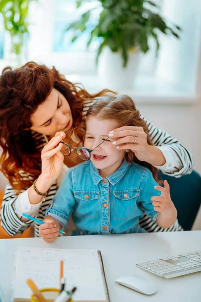 Pelirroja madre poniendo sus gafas en poco lindo hija —  Fotos de Stock