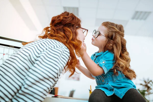 Мати і дочка мають ті ж зачіски, що цілуються один з одним — стокове фото