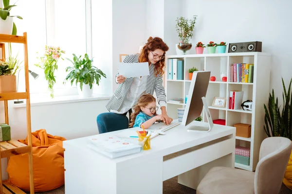 Επιχειρηματίας που βάζει την κόρη της στο τραπέζι μπροστά από τον υπολογιστή — Φωτογραφία Αρχείου