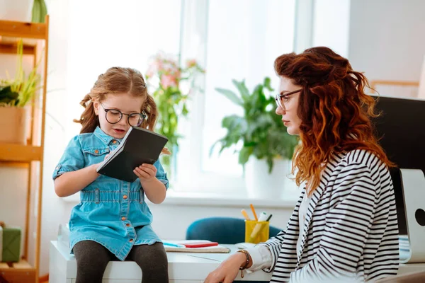 Мати і дочка в окулярах проводять час в офісі — стокове фото