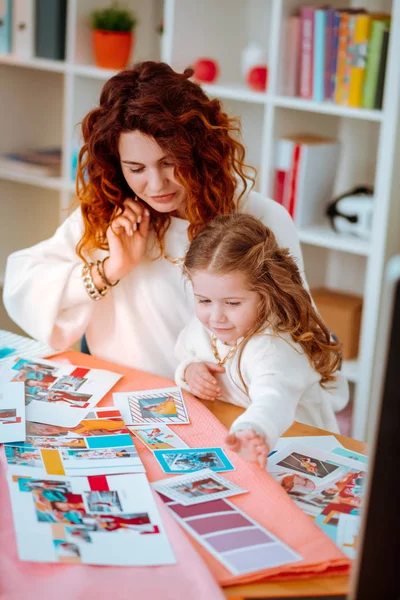 Diseñador sintiéndose sobrecargado con colección sentado cerca de hija —  Fotos de Stock