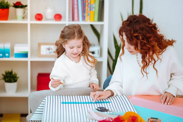 Menina ajudando a mãe esboçando projetos para nova coleção — Fotografia de Stock