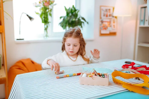 Ragazza divertente che gioca con fili colorati che visita la mamma al lavoro — Foto Stock