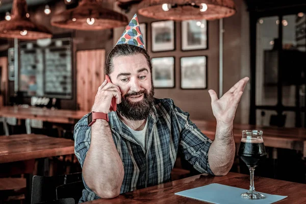 Fericit zâmbind bithday om sunându-și prietenul . — Fotografie, imagine de stoc