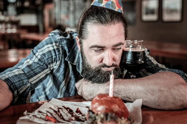 Сумний день народження чоловік тримає близьке пиво . — стокове фото