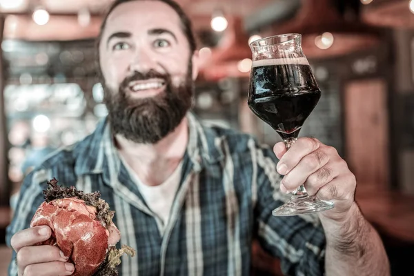 Забавный бородатый мужчина держит свое пиво . — стоковое фото
