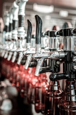 Bar sayacının arkasındaki manzaraya bir bakış atma.