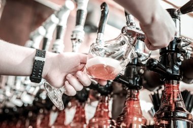 Barda bira birasının salınımını kontrol eden eller.