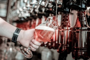 Lager bira cam içine güzel ve kolay dökme.